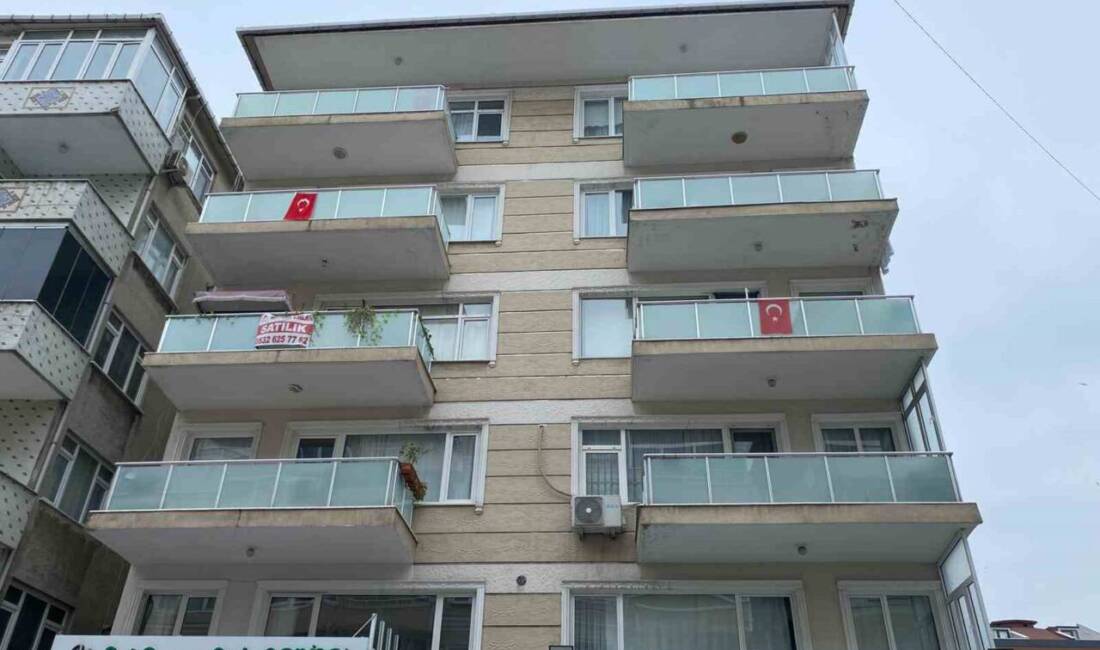 İstanbul Küçükçekmece'de, Cennet Mahallesi'nde bir apartmanın yanındaki istinat duvarı çöktü.