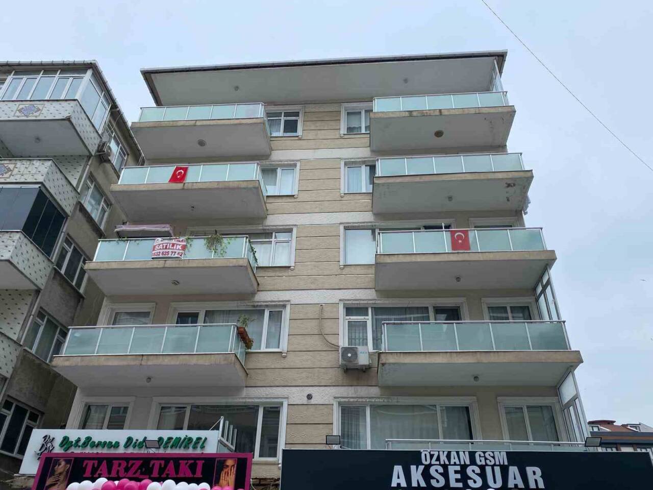 İstanbul Küçükçekmece'de, Cennet Mahallesi'nde bir apartmanın yanındaki istinat duvarı çöktü.