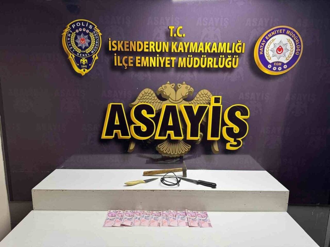 Hatay'ın İskenderun ilçesinde, sosyal medya üzerinden tanıştıkları 21 yaşındaki S.B.'ye