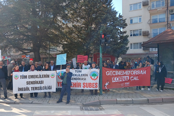 Emekliler, Cumhuriyet Halk Partisi  (CHP) tarafından organize edilen eylemde ekonomik koşullara