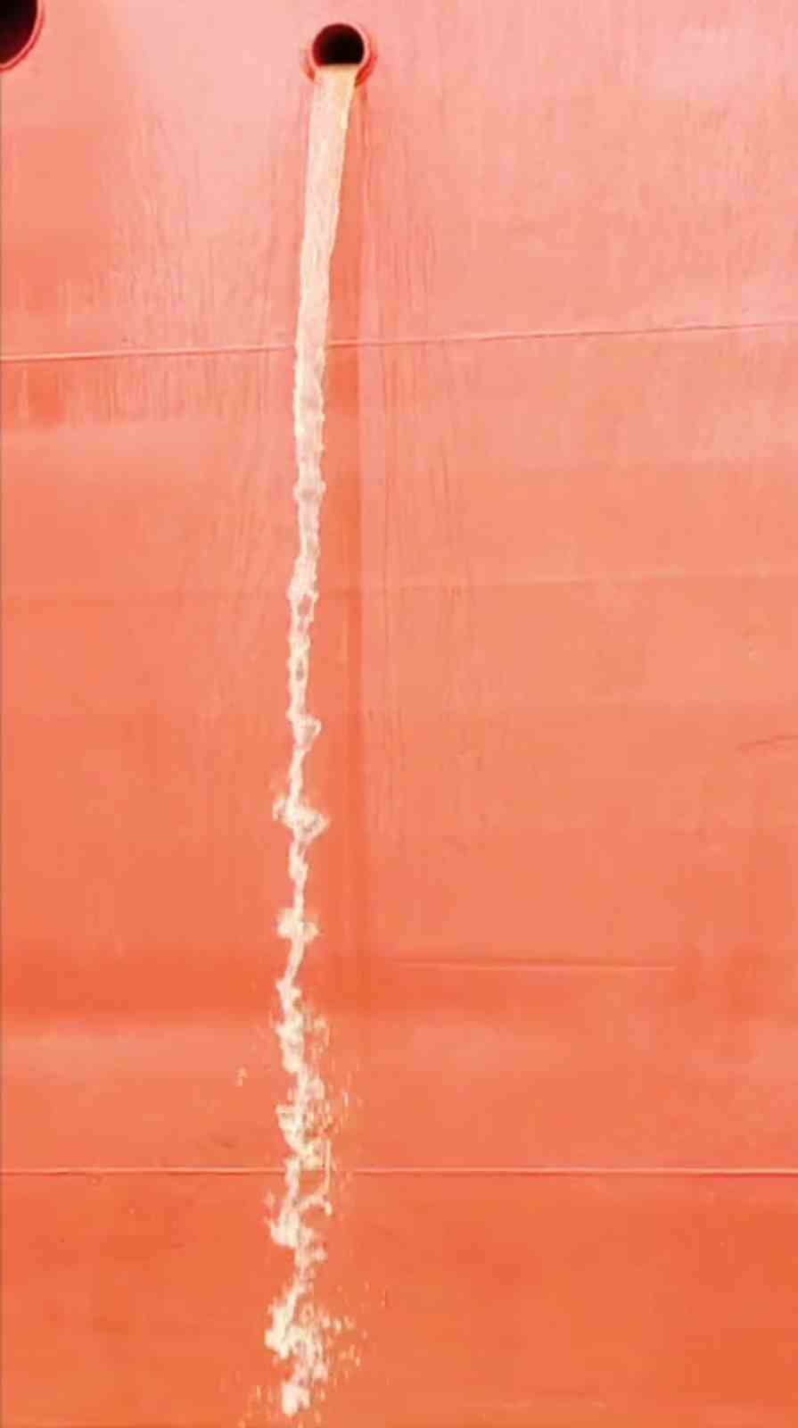 Yalova açıklarında denize kirli balast tahliye eden Panama bayraklı "Narı