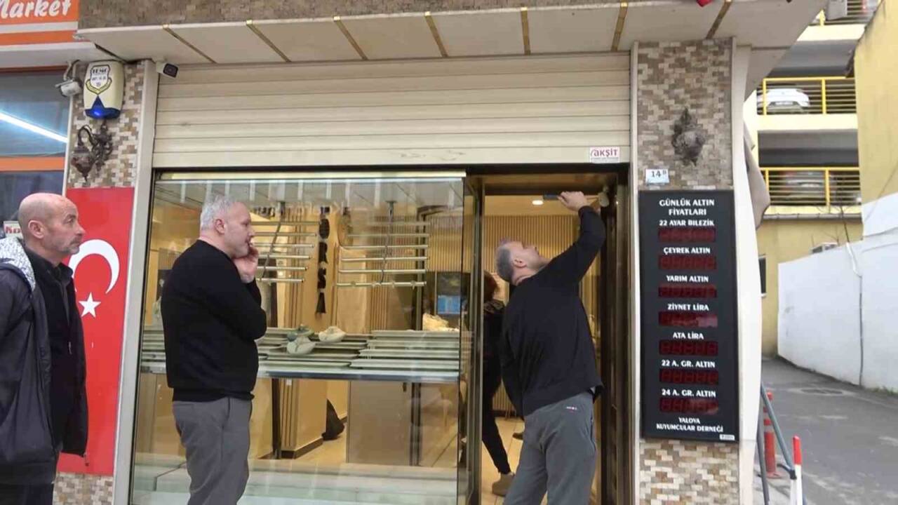 Yalova'da 5.30'da gerçekleşen soygunda, 4 kişi kuyumcudan 1,5 kilo altın