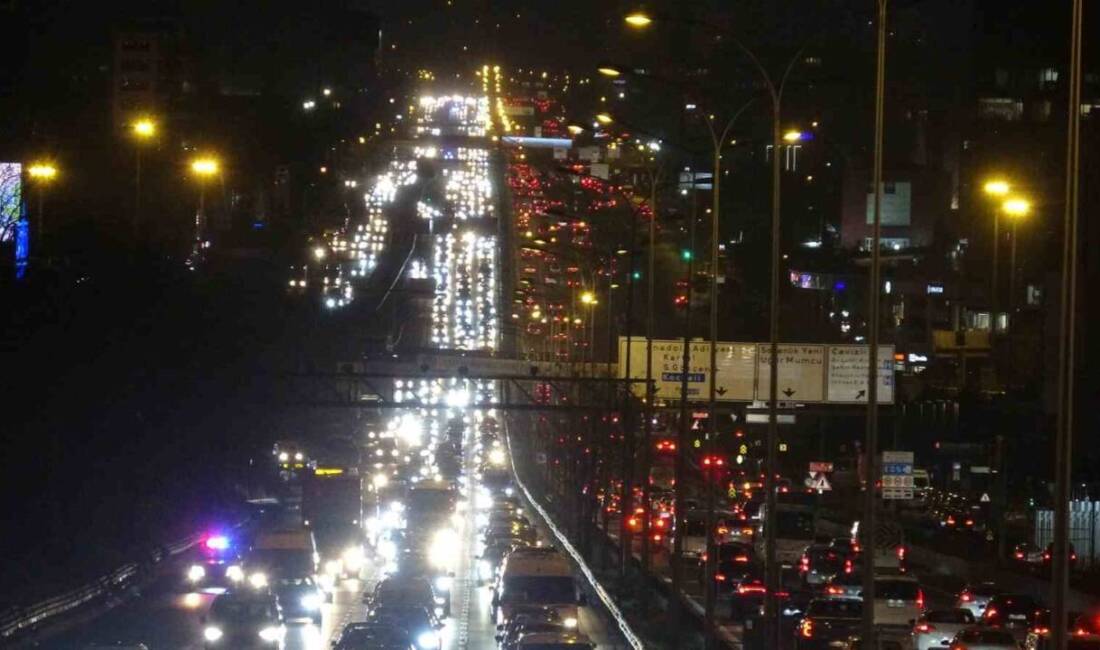 İstanbul'da okulların açılmasıyla D-100 Karayolu'nda sabah saatlerinde Maltepe, Kartal, Pendik