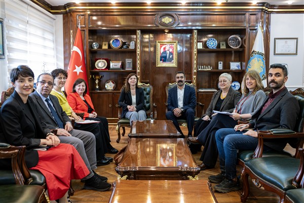 Diyarbakır Büyükşehir Belediyesi Eş Başkanları Serra Bucak ve Doğan Hatun,