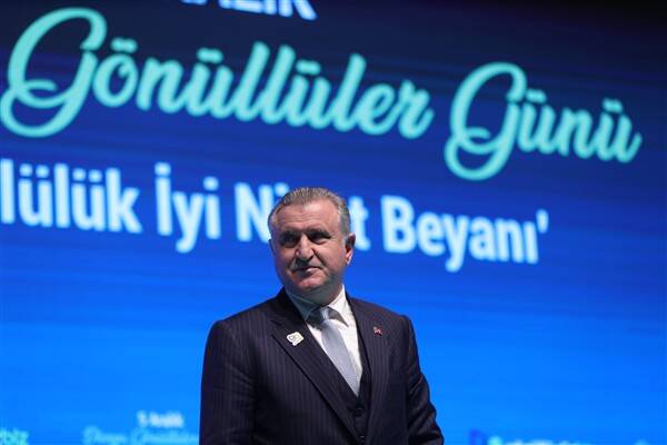 Gençlik ve Spor Bakanı Osman Aşkın Bak, VakıfBank Kadın Voleybol