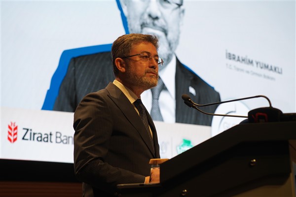 Orman Haftası'nda Ankara'da çocuklarla fidan dikim etkinliğine katılan Tarım ve