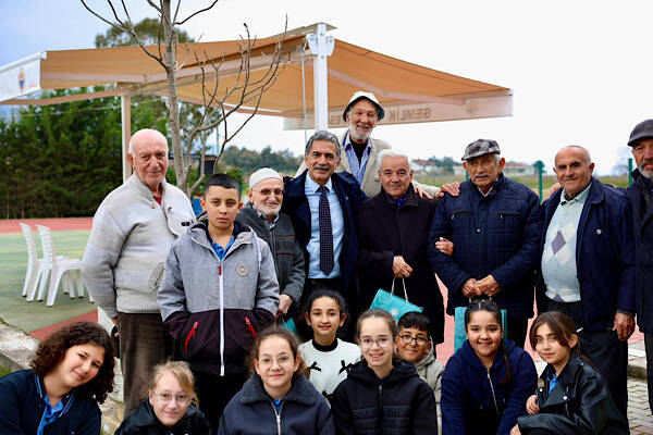 Gemlik Belediye Başkanı Şükrü Deviren, belediye başkan yardımcıları ve öğrenciler