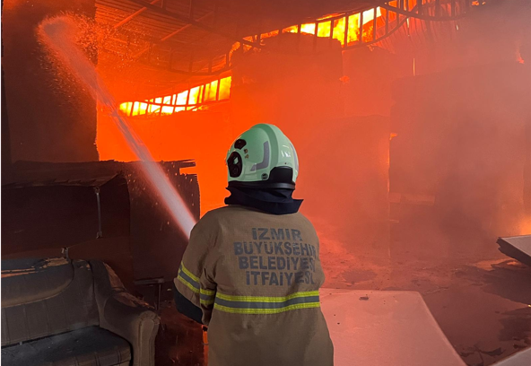 İzmir Buca'da mobilya imalathanelerinin bulunduğu sanayi sitesinde çıkan yangın, 41