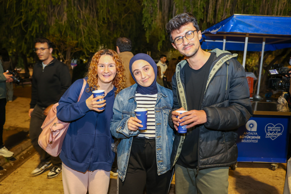 Antalya Büyükşehir Belediyesi, Akdeniz Üniversitesi öğrencilerine sınav haftasında çorba ikram