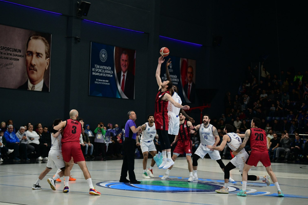 Çayırova Belediyesi, Gaziantep Basketbol'u uzatmalar sonucunda 96-93 mağlup ederek Türkiye