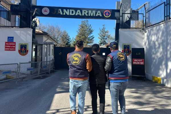 Diyarbakır'da Jandarma'nın yürüttüğü operasyonlarda uyuşturucu ticareti yapanlara yönelik işlem yapıldı.