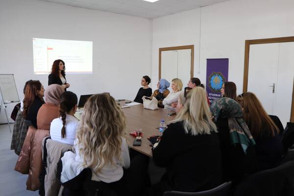 Kadın Yaşam Merkezi'nde Eylem Kaya tarafından verilen eğitim programına katılan