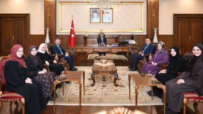 İzmit Mehmet Akif Ersoy Kız Anadolu İmam Hatip Lisesi öğrencileri,