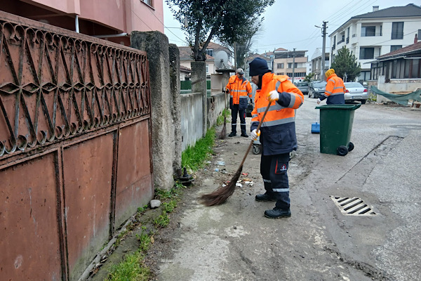 Düzce Belediyesi, 63 mahallede eş zamanlı temizlik operasyonu başlattı. Temizlik