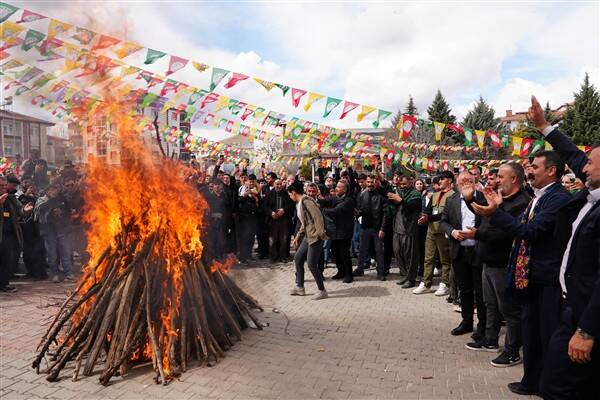 DEM Parti İlçe Örgütü, Kovancılar Belediye Meydanı'nda Nevruz kutlaması düzenledi.