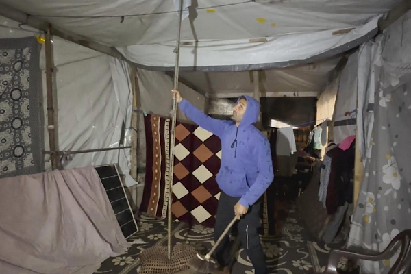 Gazze'de şiddetli fırtına kampları vurdu, birçok barınak yıkıldı ve çamur