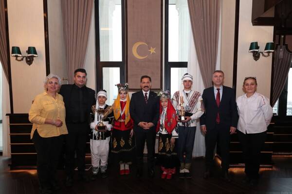 Samandağ ilçesindeki DEPKİ Halk Oyunları Spor Kulübü Antrenörü İbrahim Say