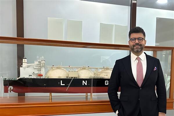 Boğazlardaki gemi trafiği sıkıntısı, enerji ve hammadde sevkiyatını olumsuz etkiliyor.