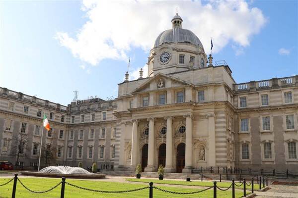 İrlanda Başbakan Yardımcısı ve Dışişleri Bakanı Harris, vatandaşların enerji faturalarındaki