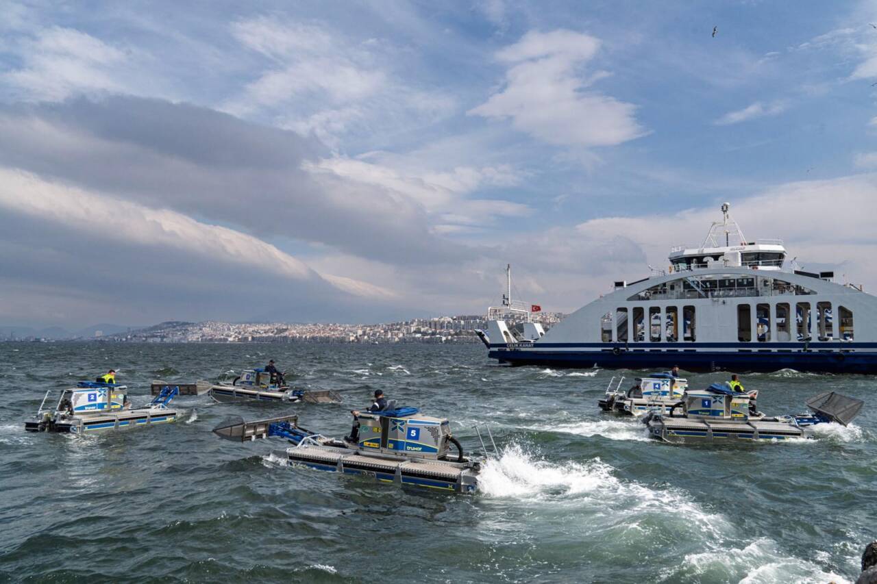 İzmir Büyükşehir Belediyesi, İZDENİZ tarafından temizlik filosuna 5 amfibi araç