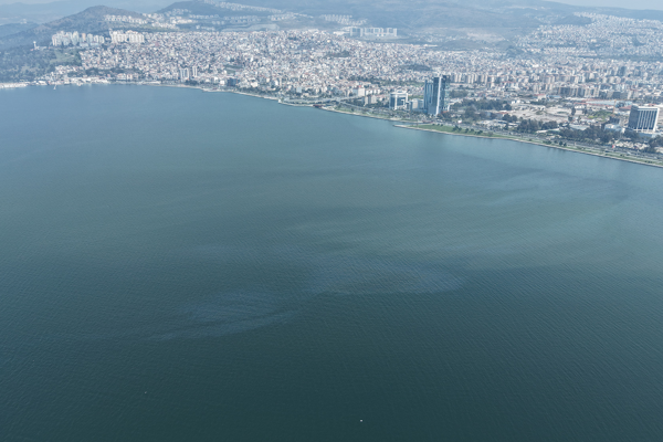 İzmir Körfezi'nde sık sık tekrarlanan dış kaynaklı kirlilik tespit edildi.