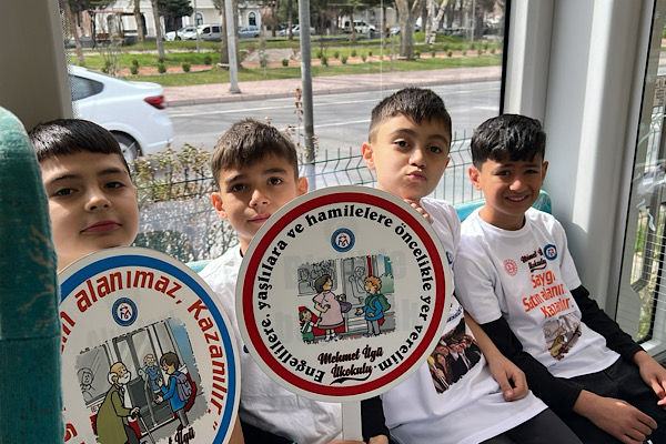 Kayseri'de Dr. Memduh Büyükkılıç'ın liderliğinde başlatılan "Nezaket Yolda Kalmasın" projesi,