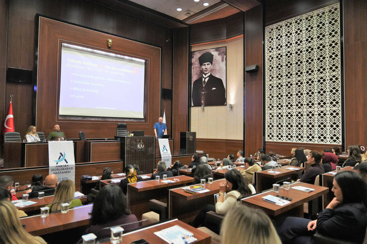 Keçiören Belediyesi'nin düzenlediği sağlıklı yaşam seminerinde Kardiyoloji Uzmanı Prof. Dr.