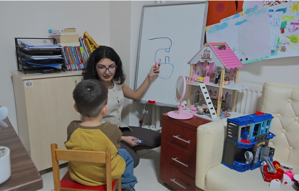 Manisa Büyükşehir Belediyesi, işitme kaybı ve konuşma bozukluğu yaşayan vatandaşlara