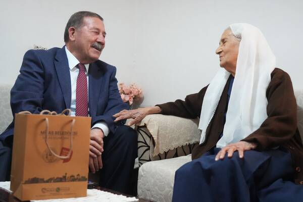 Milas Belediye Başkanı Fevzi Topuz, Yaşlılar Haftası dolayısıyla yaşlıları ziyaret