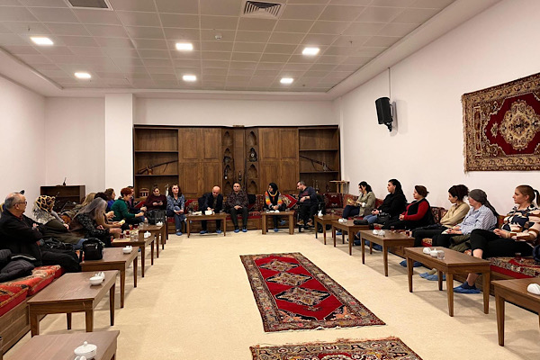 Kültürel etkinlikte Khaled Hosseini'nin "Bin Muhteşem Güneş" kitabı incelendi. OkuYorum