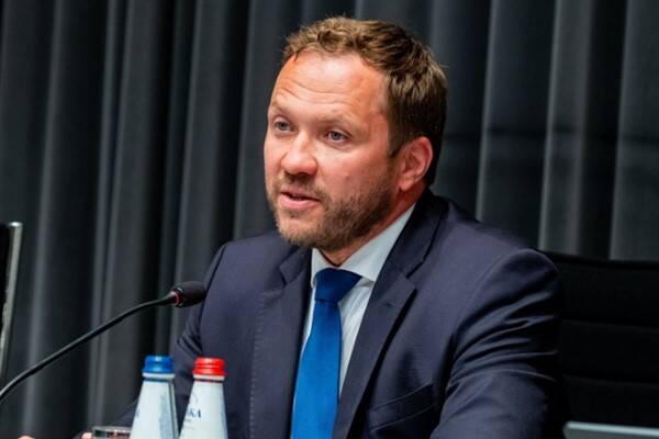 Estonya Dışişleri Bakanı Margus Tsahkna, ülkenin elektrik santralinin bacasına İHA