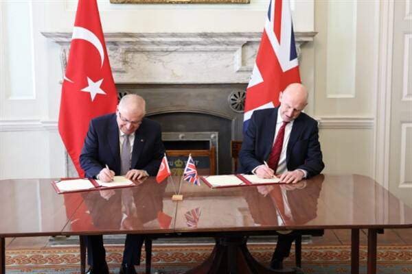 Milli Savunma Bakanı Yaşar Güler ile Birleşik Krallık Savunma Bakanı