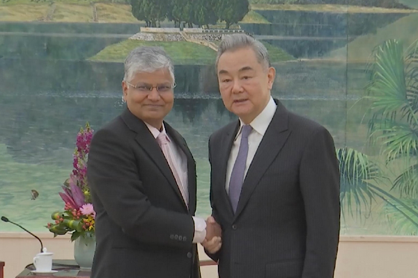 Çinli yetkili Wang, Çin-Hindistan ilişkilerinin geliştiğini açıklarken, Hindistanlı yetkili Rawat