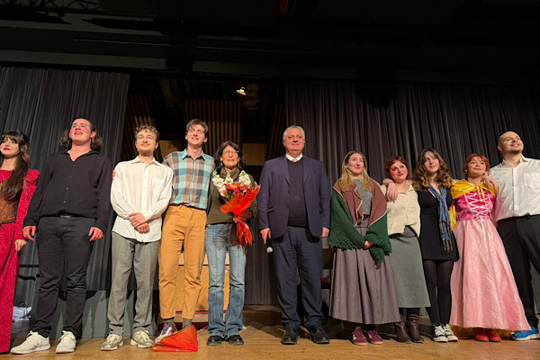 Yalova'da düzenlenen "Tiyatro Günleri" etkinliği, "Sevgili Doktor" oyunu ile büyük