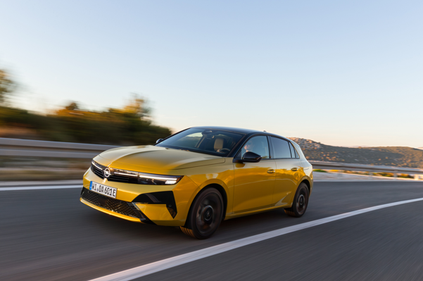 Opel, yenilenen Astra modelini Türkiye pazarına sunmaya hazırlanıyor. Yeni tasarımı,