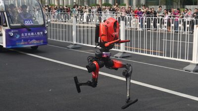 "Flash" adlı insansı robot, Beijing'de düzenlenen yarı maraton yarışında dünya