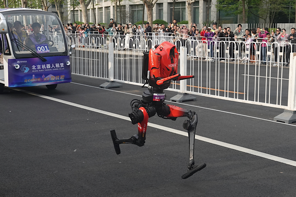 "Flash" adlı insansı robot, Beijing'de düzenlenen yarı maraton yarışında dünya